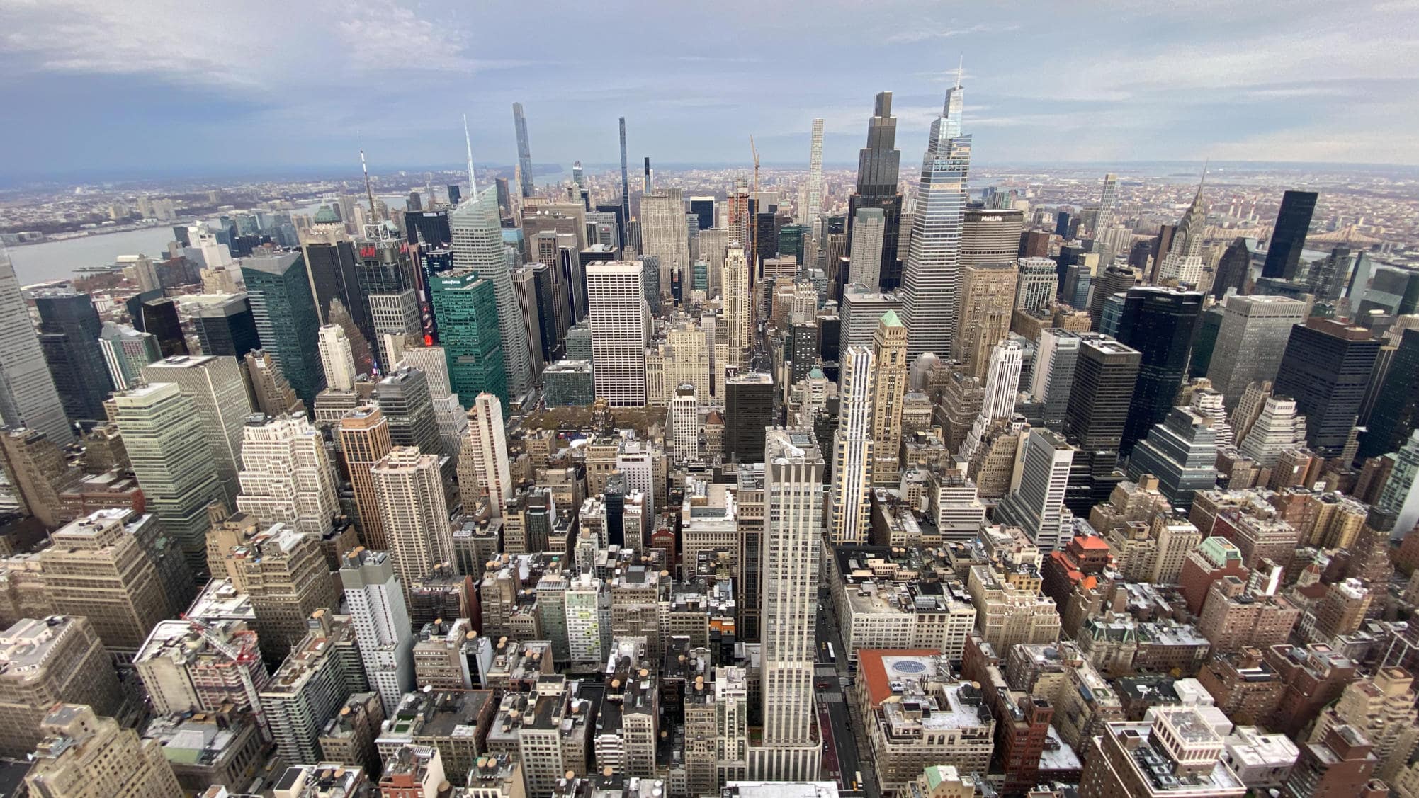 Die Skyline von New York, betrachtet von der Aussichtsterrasse des Empire State Buildings in Manhattan.