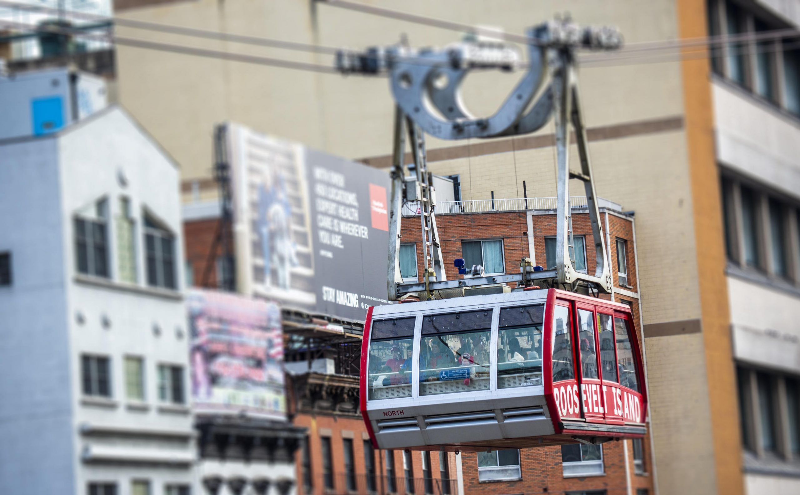 Durch die Häuserschluchten von New York mit der Seilbahn - ein spektakuläres Erlebnis und eine tolle Gelegenheit, Fotos zu schiessen oder Videos zu drehen.