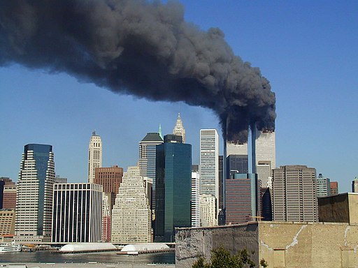 Rauchschwaden steigen aus den Türmen des World Trade Centers in Lower Manhattan, New York City, auf, nachdem bei den Anschlägen vom 11. September jeweils eine Boeing 767 in jeden Turm eingeschlagen ist.