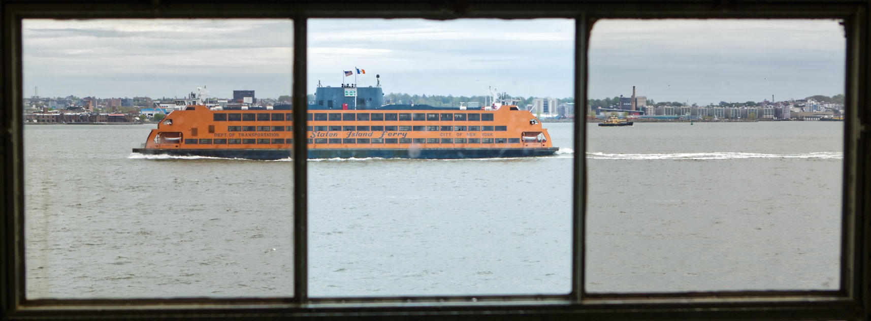 Mit der Staten Island Ferry kannst du eine schöne Bootstour genießen, die auch noch fast umsonst ist. Hier sieht man eine Fähre von Bord der Hinfähre.