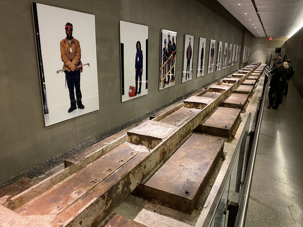 Fundamentsrelikte der Twin Tower vom WTC und Fotoausstellung im Memorial 9/11