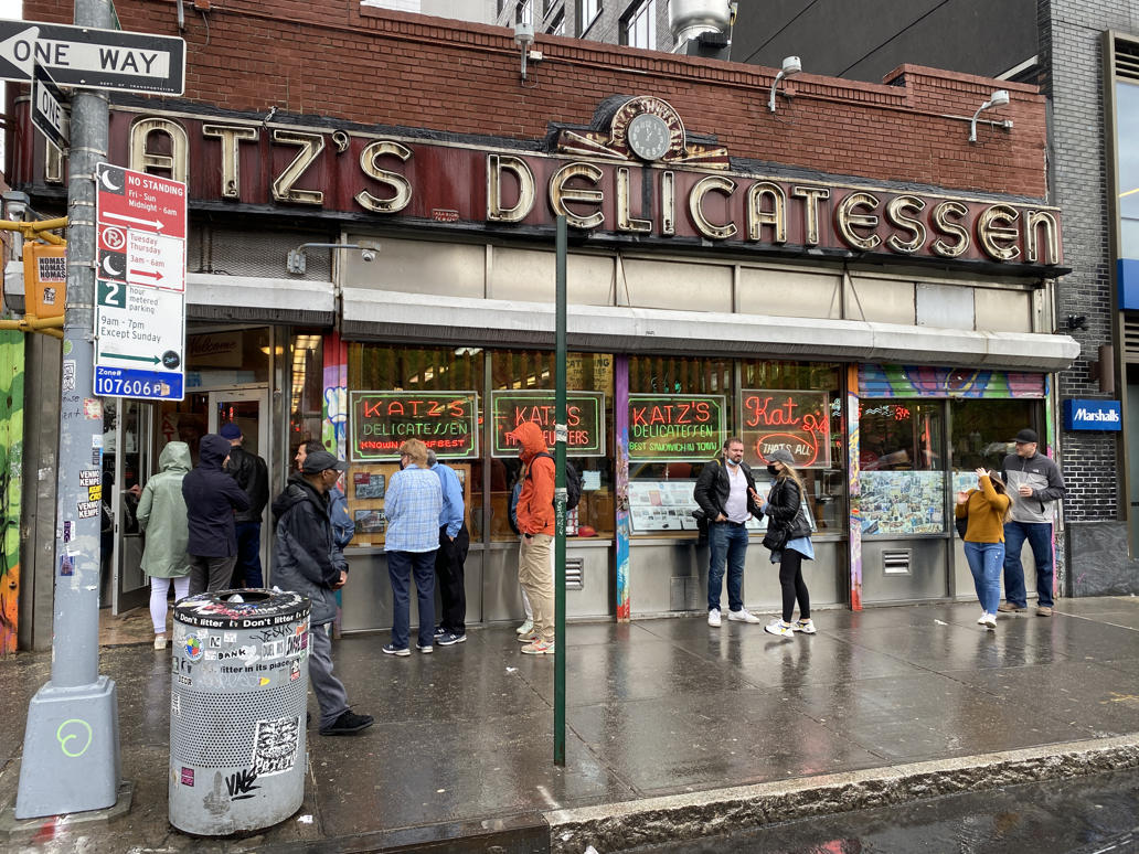 Meistens ist die Menschenschlange vor der Tür von Katz´s Delicatessen länger als die paar Leutchen. Vielleicht liegt´s am Wetter.