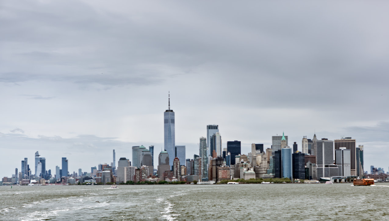 Die Südspitze Manhattans von der Staten Island Fähre aus betrachtet. Das alles überragende Gebäude ist Teil des neuen World Trade Center.