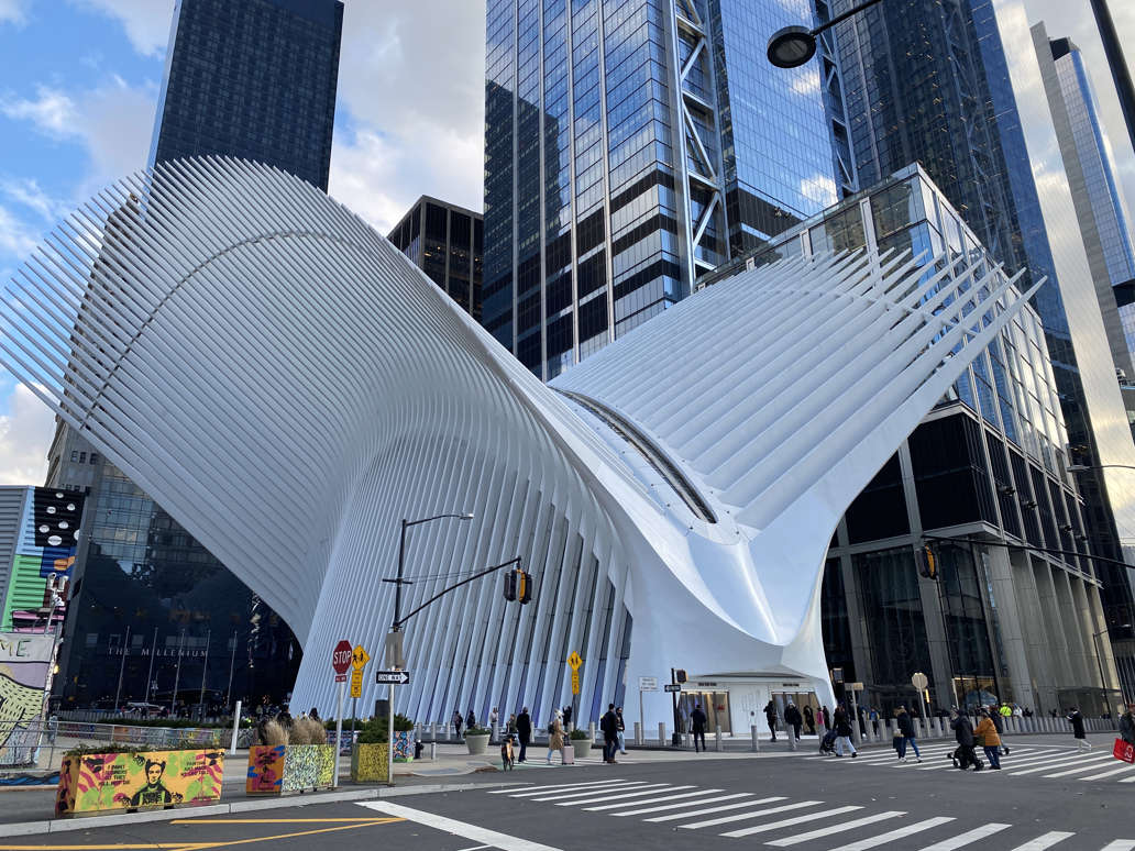 Westfield World Trade Center Shopping Mall in New York. Der umstrittene Einkaufstempel steht direkt bei Ground Zero und dem 9/11 National Memorial Museum. Die Mall ist komplett unterirdisch, lediglich das futuristisch anmutende weiße Gerippe ist oberirdisch angesiedelt.